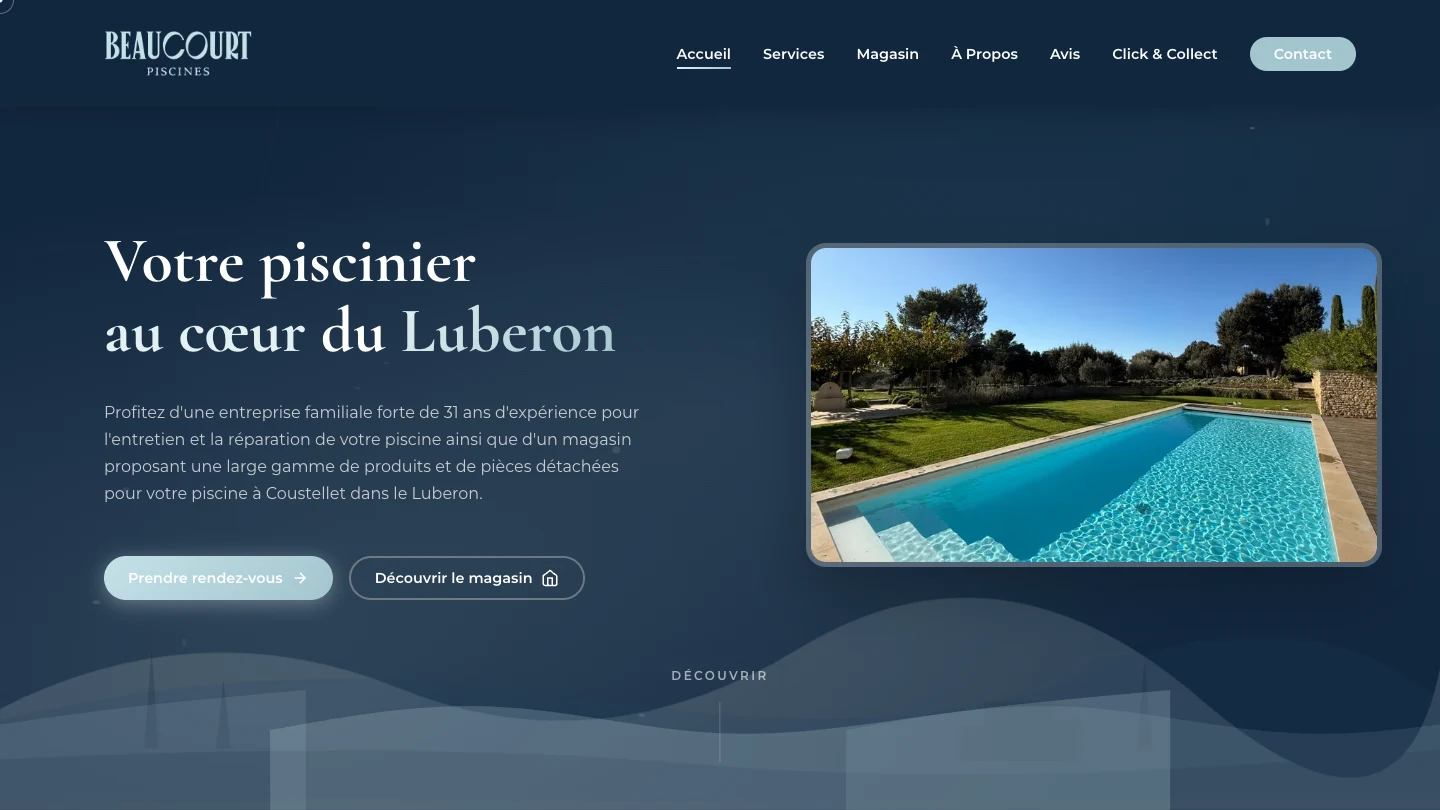 Page d’accueil de Beaucourt Piscines sur ordinateur : identité bleu marine, présentation du pisciniste et photographie de piscine dans le Luberon.